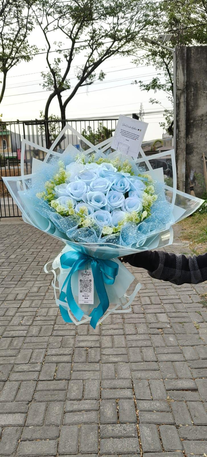 Seanggun Senyuman Terbaiknya ✨ Buket Mawar Biru Es yang Menawan