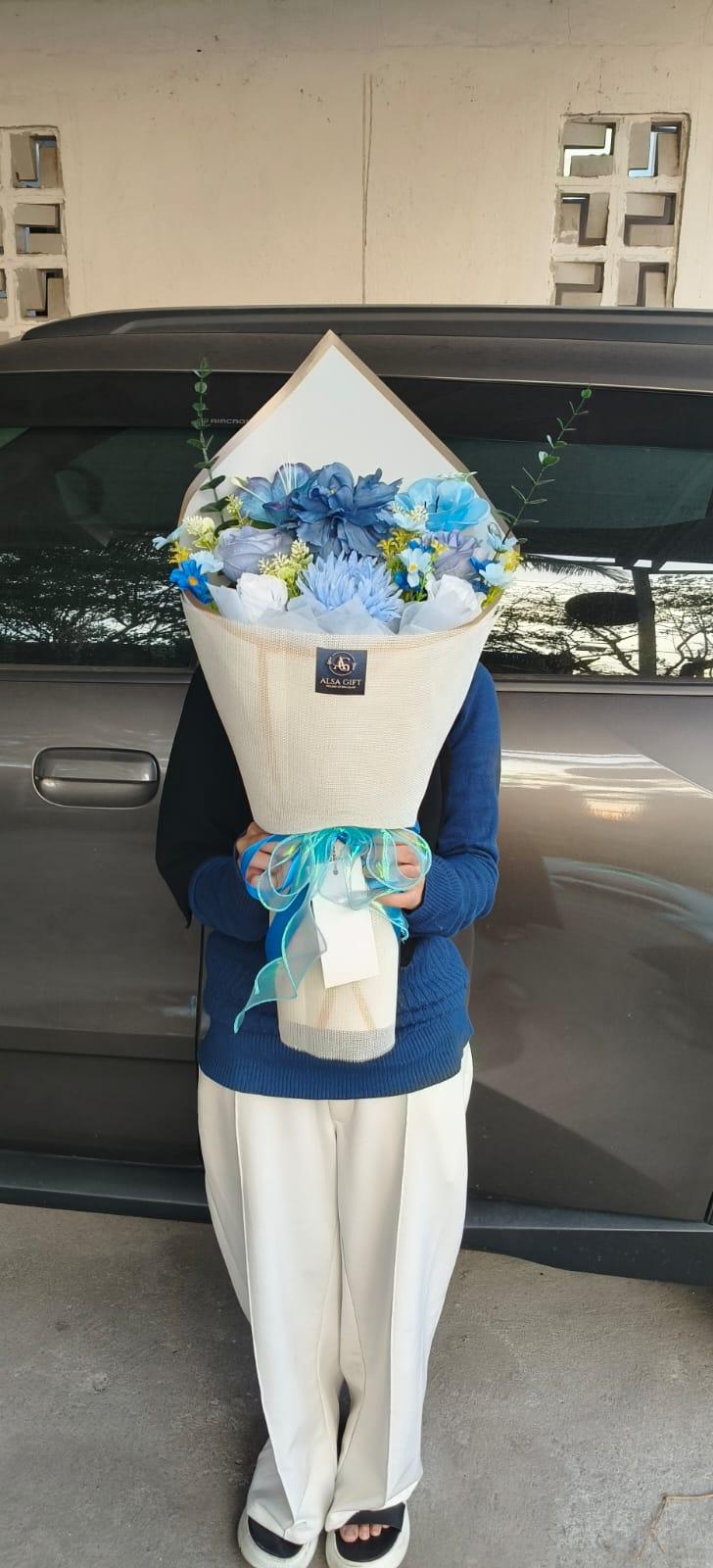 Buket Premium Biru Elegan 💙 Kado Mewah yang Tak Terlupakan