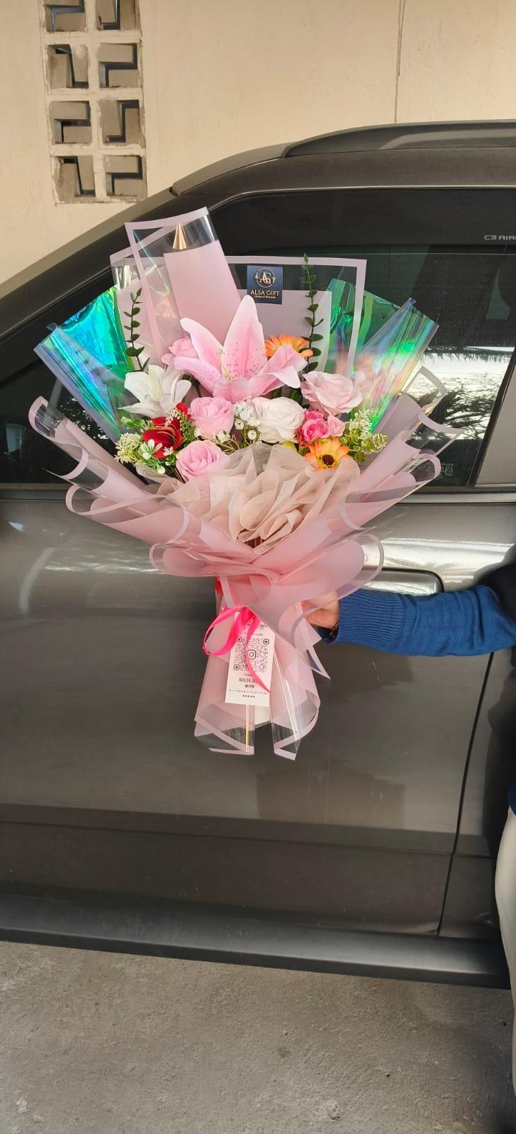 Kilau Memukau di Hari Spesial! ✨ Buket Pink Hologram Premium 💖