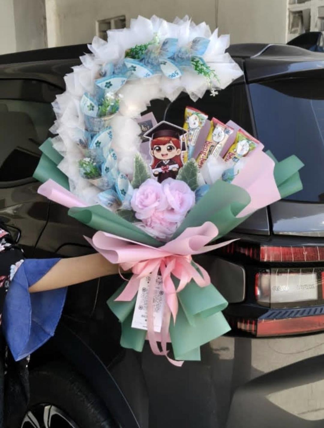 Buket Wisuda Uang & Snack Premium (Model Bulan Sabit) | Alsa Gift Makassar